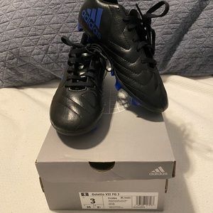 Adidas boys soccer cleats GOLETTO VII FG J black and blue size 3 wore once